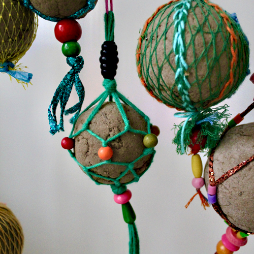 Katarina Gaub Kunst Installation Erde Stock Obstnetze Bänder Perlen
