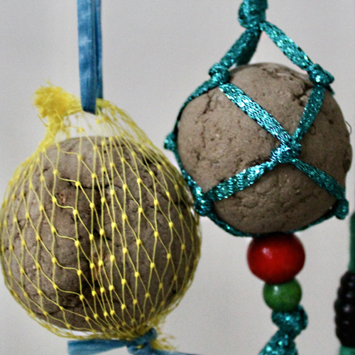 Katarina Gaub Kunst Installation Erde Stock Obstnetze Bänder Perlen