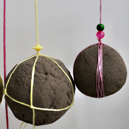 Katarina Gaub Kunst Installation Erde Stock Obstnetze Bänder Perlen