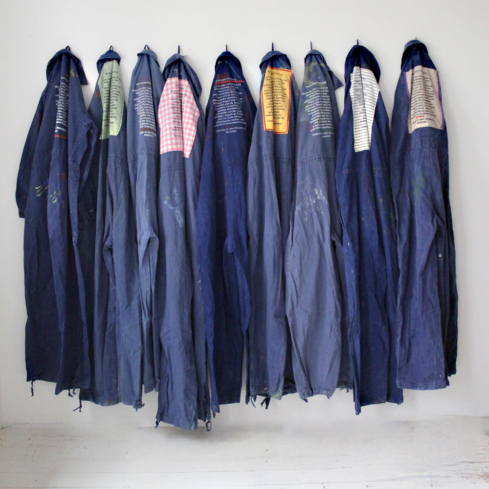 Katarina Gaub Siebdruck und Textil auf Militäroveralls