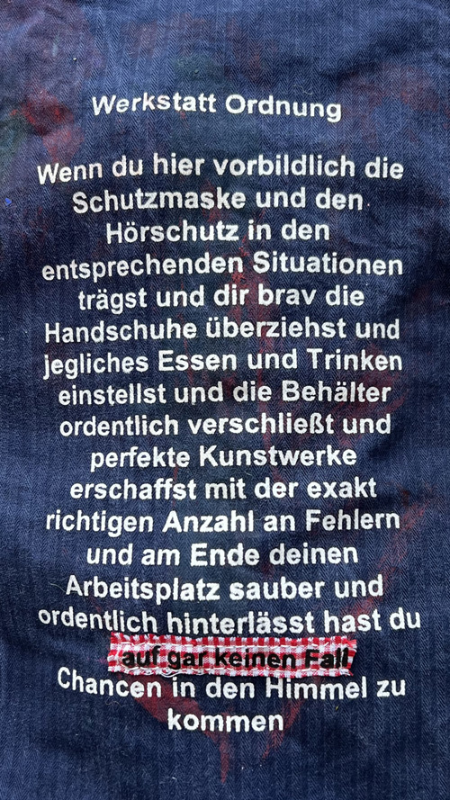 Katarina Gaub Siebdruck und Textil auf Militäroveralls