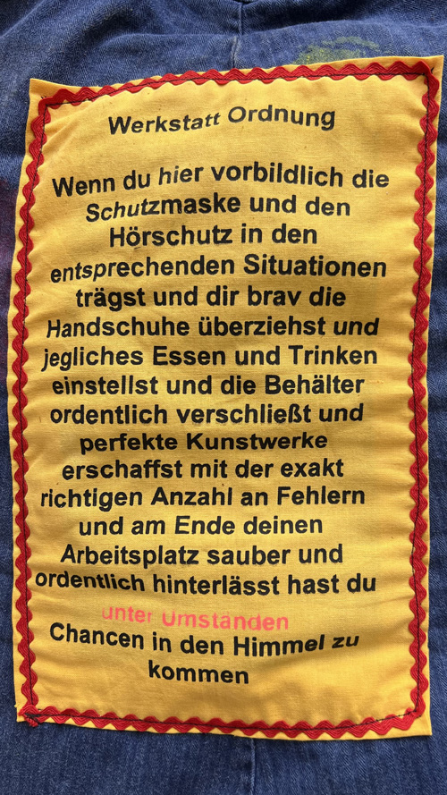 Katarina Gaub Siebdruck und Textil auf Militäroveralls