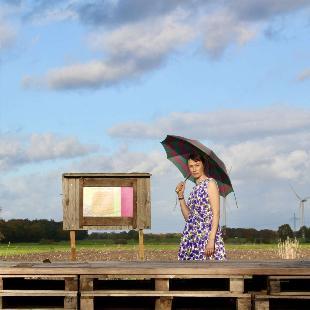 Katarina Gaub Performance Installation Stühle Veranda Feldrand
