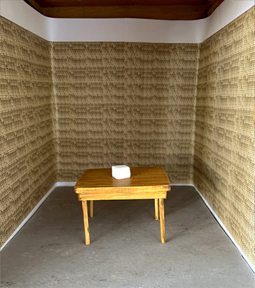 Katarina Gaub Kunst Installation Tapete Tisch Grossmutter
